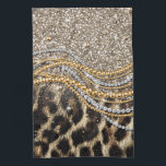 Paño De Cocina Hermosa imagen de animales de moda Leopard Faux<br><div class="desc">Este diseño presenta una hermosa y moderna huella de leopardo con acentos purpurinas. La impresión falsa de un animal de piel está disponible en tonos dorados amarillos, blancos, grises, marrones, negros y crema. La imagen es moderna y de moda, con elementos artísticos y de diseño que gustarán. Es perfecto para...</div>