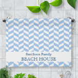 Paño De Cocina Herringbone Blue White Beach House Personalizado<br><div class="desc">El diseño de esta casa de playa personalizada y de bonito tiene un patrón de arenque azul y blanco ligeramente texturado. Añade fácilmente tus datos personales a las plantillas y aparecerán en ambos extremos de la toalla. Incluso se puede cambiar "casa de playa" por "casa de verano", "casa de lago"...</div>