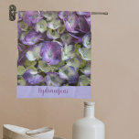 Paño De Cocina Hidrangea morada y amarilla Floral botánica<br><div class="desc">Hermosas flores de Hydrangea,  delicadas y femeninas violetas y blancas cremosas,  cubren esta toalla botánica de cocina floral con fotografía original de JLW_Photography,  como flores frescas directamente de un huerto rural. Personalice con un nombre como desee.</div>