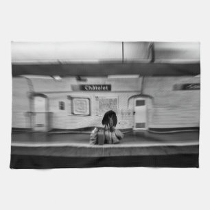 Paño De Cocina Hombre con bolsas de compras en el metro (Chatelet