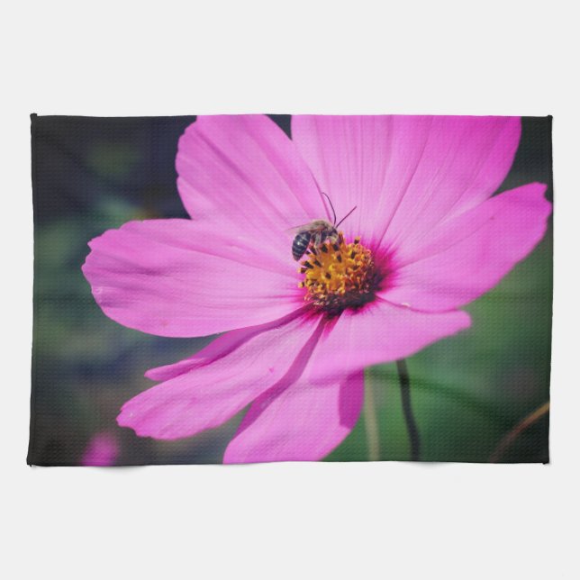 Paño De Cocina Honey Bee On Pink Cosmos Flower Close Up  (Horizontal)