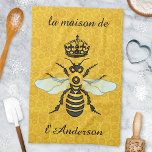 Paño De Cocina Honeybee Honeycomb Nombre personalizado elegante d<br><div class="desc">Esta hermosa toalla de cocina de abejas melíferas muestra una abeja grande y una corona sobre un fondo de abeja claro y brillante. Las abejas amarillas y negras tienen alas blanco-azules chismosas que están diseminadas como si estuviera lista para volar. El fondo es un patrón de abeja dorada de bonito....</div>