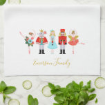 Paño De Cocina Ilustraciones de caracteres de los navidades Nutcr<br><div class="desc">Alegre y aireado diseño de Navidades inspirado en el famoso ballet de 1892 "The Nutcracker" (El petardo) de Pyotr Ilyich Tchaikovsky,  un clásico de las vacaciones con un toque moderno y caprichoso.</div>
