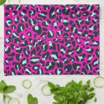 Paño De Cocina Impresión de animales de leopardo de chita rosado<br><div class="desc">Siempre de moda color sólido rosa caliente. Safari salvaje y huella animal de la jungla. Moda moderna,  gueparita fina,  piel leopardo con estampado animal en menta blanca y pastel y color rosa. Pequeña huella animal de leopardo de chita.</div>