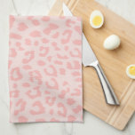 Paño De Cocina Impresión de leopardo rosa pálido personalizado<br><div class="desc">Un patrón a gran escala de puntos de impresión de leopardo tiene un giro moderno en rosa pálido. Personalice el monograma del personalizado y haga un regalo personal para usted o para alguien que ama. ©2014 todos los derechos reservados.</div>