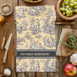 Paño De Cocina Impresión de tela de jouy de color amarillo negro<br><div class="desc">Toalla de cocina impresa de tela de jouy amarillo negro vintage. Esta toalla de cocina vintage toile de jouy está inspirada en los exquisitos diseños de escenas campestres francesas. Las hermosas, elegantes y sofisticadas impresiones Toile son una rabia constante en este momento. Los diseños son clásicos y románticos con colores...</div>