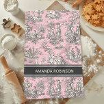 Paño De Cocina Impresión de tela rosa negra vintage de jouy<br><div class="desc">Toalla de cocina impresa rosa negro vintage de jouy. Esta toalla de cocina vintage toile de jouy está inspirada en los exquisitos diseños de escenas campestres francesas. Las hermosas, elegantes y sofisticadas impresiones Toile son una rabia constante en este momento. Los diseños son clásicos y románticos con colores elegantes. El...</div>