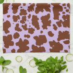 Paño De Cocina Impresión moderna sobre la piel de vaca morada y l<br><div class="desc">Moderna y moderna impresión animal de piel de vaca en color púrpura pastel,  lavanda y lila. Elegante huella de vaca de vaquero para una vaquera moderna. Toalla de cocina con temática de Vaquero</div>