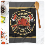 Paño De Cocina Insignia del Departamento de la Estación de Bomber<br><div class="desc">Bombero NOMBRE Departamento de Bomberos de Bomberos - Emblema con Casco Rojo y hacha. Personalizar con su nombre,  número de estación/departamento y ubicación.</div>