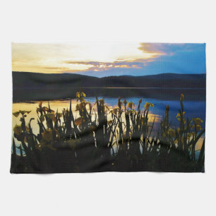 Paño De Cocina Iris amarillo en la orilla del lago Arrowhead