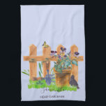 Paño De Cocina Jardinero de cabeza personalizado de la escena Wat<br><div class="desc">Toalla de cocina personalizada para los amantes del jardín. ilustracion acuático de un tranquilo huerto rural con valla de piquetes y maceta de flores de color marrón, césped, pájaro negro, mariposa y herramientas de jardinería. La plantilla de nombre está configurada para que agregue su nombre y cabeza de jardinero o...</div>