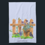 Paño De Cocina Jardinero de cabeza personalizado de la escena Wat<br><div class="desc">Toalla de cocina personalizada para los amantes del jardín. ilustracion acuático de un tranquilo huerto rural con valla de piquetes y maceta de flores de color marrón, césped, pájaro negro, mariposa y herramientas de jardinería. La plantilla de nombre está configurada para que agregue su nombre y cabeza de jardinero o...</div>