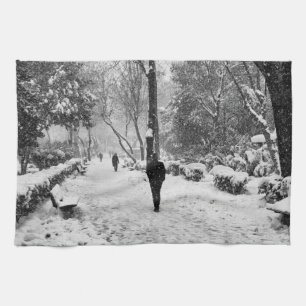 Paño De Cocina La gente en el parque en un día de invierno nevado