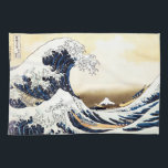 Paño De Cocina La gran onda de Kanagawa<br><div class="desc">La gran onda de Kanagawa (ura del nami de Kanagawa-oki del 神奈川沖浪裏, "debajo de una onda de Kanagawa"), también conocido como "la gran onda" o simplemente "la onda, " es una impresión del woodblock del artista japonés Hokusai del ukiyo-e. Fue publicada alguna vez entre 1830 y 1832 (el último período...</div>