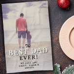 Paño De Cocina La mejor tipografía de papá en el día del padre<br><div class="desc">La mejor toalla de cocina del Día del Padre de la Tipografía del Día del Padre. El diseño tiene una tipografía moderna en colores blanco y negro, que sobrepone la foto Personaliza con tus nombres y agrega tu foto. Un regalo dulce y dulce para un padre o un abuelo por...</div>