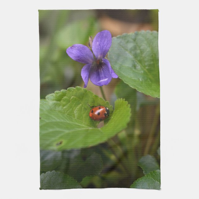 Paño De Cocina Ladybug sobre las dulces flores violetas (Vertical)