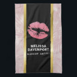 Paño De Cocina Litros Purpurinas rosados y hojas tropicales de or<br><div class="desc">Una toalla de fondo compuesta por un diseño moderno de hojas tropicales de oro rosa. En la parte superior hay un marco negro con un borde de gradiente dorado, en el interior están los labios purpurinoso rosados. Personaliza con tu nombre y título. Perfecto para los negocios relacionados con la belleza....</div>