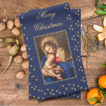 Paño De Cocina Madonna y decoración de Navidad religiosa infantil<br><div class="desc">Esta tradicional toalla de Navidad azul y dorada de medianoche, decorativa, cuenta con una hermosa pintura de la Madonna y del Niño de la artista Giovannia Battista Salvi e incluye las palabras "Feliz Navidad", que se pueden cambiar fácilmente utilizando la plantilla de texto. Sería perfecto como regalo a alguien de...</div>