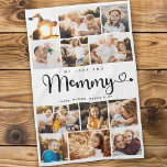 Paño De Cocina Mamá te queremos corazón Collage de fotos moderno<br><div class="desc">¡Te queremos, mami! Pequeña y moderna toalla de cocina de colección de fotos de la familia de personalizados para mostrar a la abuela lo mucho que le encanta. Nos encanta este diseño de escritura con letras a mano y el corazón florece, lo que hace de esto un regalo de gran...</div>