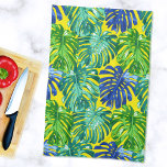 Paño De Cocina Mamá verano tropical deja amarillo verde<br><div class="desc">A tu esposa le encantará esta toalla de té tropical de JessicaAmber. Tiene grandes hojas de monastera vibrantes en verde, turquesa y azul, sobre un fondo amarillo. Puede cambiar el color de fondo. ¡Una gran decoración para tu casa de playa! 🌿 Para más artículos de cocina de playa exóticos, visita...</div>