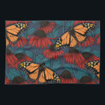 Paño De Cocina Mariposa monarca sobre las colmenas rojas<br><div class="desc">Patrón impecable dibujado a mano con las flores y las mariposas monarcas.</div>