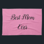 Paño De Cocina Mejor mamá que nunca texto rosa<br><div class="desc">La "mejor mamá de todos los tiempos" elegantemente estampada en una fuente vibrante destaca en un suave fondo rosa,  ofreciendo un sincero tributo a las matriarcas más preciadas en un diseño que es audaz y afectuoso a la vez.</div>