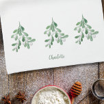 Paño De Cocina Mistletoe personalizado<br><div class="desc">Esta toalla de cocina Navidad está decorada con mistletoe foliage y bayas de color agua. Personalizable fácilmente con su nombre o monograma. Utilice la Herramienta de diseño para cambiar el tamaño, estilo o color del texto. A medida que creamos nuestra obra de arte no encontrarás esta imagen exacta de otros...</div>