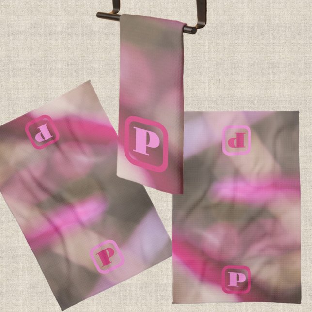 Paño De Cocina Moda de resumen de camo rosa y taúpe monogramada (Subido por el creador)