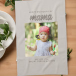 Paño De Cocina Moderno Beige-Mama Kids foto Día de la Madre<br><div class="desc">Moderno Beige Mama Kid llama toalla de cocina del Día de la Madre. Toalla de color beige con una foto personalizado. Feliz Día de la Madre texto,  mamá y texto con nombres de niños. Con amor por la madre.</div>