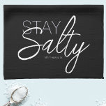 Paño De Cocina Moderno Stay Salty Typography Christian Black<br><div class="desc">Diseñador De Moda Mantente Salty Typography Christian Scripture Black Kitchen Toalla. Toalla de cocina negra con diseño de tipografía en blanco y gris. Stay Salty Mathew 5:13 (En la Biblia en Mateo 5:13, Jesús dijo: "Eres la sal de la tierra. Pero si la sal pierde su salazón, ¿cómo se puede...</div>