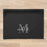 Paño De Cocina Monograma de apellido familiar personalizado en bl<br><div class="desc">Toalla de mano de cocina negra moderna diseñada a medida con monograma de apellido familiar personalizado en caligrafía moderna a mano.</div>