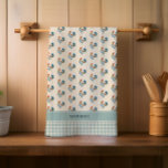 Paño De Cocina Monograma de controles de país rústico | Nombre<br><div class="desc">Excelente decoración para las cocinas de campo, este conjunto de diseño presenta un patrón de fondo con un gallo con un patrón de comprobación de gingham de campo en el fondo y texto de acento donde se puede añadir tu original, nombre u otro texto (por ejemplo. "Chicken Mom"). Esto hace...</div>