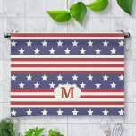 Paño De Cocina Monograma de Estrellas y Bandas Patrióticas Americ<br><div class="desc">Celebre el 4 de julio, Día de la Conmemoración, Día del Trabajo y cualquier ocasión patriótica con esta toalla de cocina de estrellas y franjas monogramada inspirada en la bandera estadounidense. El diseño incluye estrellas alternantes y estribillos en tonos rojos, blanco roto y azul. Use la plantilla para agregar fácilmente...</div>