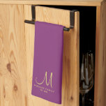 Paño De Cocina Monograma de la familia Gold de color sólido burde<br><div class="desc">Subir personalizado Añadir su foto o logotipo Texto Elegante Moderno Monograma Cocina & Comedor / Lino de mesa y cocina/ Plantilla inicial de nombre familiar Monograma Dorado Toalla de cocina de color sólido burdeos.</div>