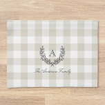 Paño De Cocina Monograma de la familia Wreath de color beige Buff<br><div class="desc">toalla de mano de cocina de estilo casa de campo diseñada con personalizado,  con una corona de laurel dibujada a mano monogramada en un patrón de cheque/plaid de búfalo beige.</div>