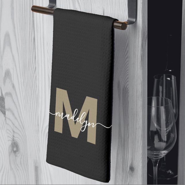 Paño De Cocina Monograma de nombre con letra script moderna elega (Black Gold Elegant Modern Script Name Monogram kitchen towel)