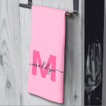 Paño De Cocina Monograma de nombre de guión rosado Giro<br><div class="desc">Personalizado Personalizado Crea Tu Propia Toalla De Cocina Monograma Rosa Brillante Y Magenta Nombre Inicial. Añada un toque vibrante y femenino a su cocina con esta elegante toalla monogramada. Diseñado para un estilo triple, cuenta con un fondo rosa brillante y feliz, una inicial rosa brillante magenta y rosa y un...</div>