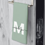 Paño De Cocina Monograma de nombre verde sabio<br><div class="desc">Personalizado Sage Green Monograma Nombre Toalla De Cocina. Añada un toque personal elegante a su cocina con este elegante diseño de toallas. El fondo es un color verde salado suave, acompañado de letras nítidas en blanco para el nombre inicial y un nombre negro en negrita en el guión que fluye...</div>