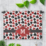 Paño De Cocina Monograma del patrón de juego de Casino de Poker<br><div class="desc">Esta fresca toalla de cocina inspirada en el póker tiene un patrón de fondo hecho de trajes de cartas (espadas, tréboles, corazones, diamantes). Un gráfico de cinta negra recorre ambos bordes, con un diamante rojo en el que se puede agregar el inicial en blanco (cambie la plantilla y cambiará en...</div>