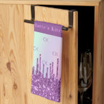 Paño De Cocina Monograma holográfico púrpura rosa<br><div class="desc">Un fondo holográfico de color arcoiris y unicornio. Decorada con tonalidades rosadas y violetas,  con pinturas que gotean. Personaliza y agrega tu propio texto e iniciales de monograma,  letras moradas. Su monograma como patrón de fondo.</div>