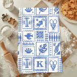 Paño De Cocina Monograma Modelo de resumen de color blanco azul m<br><div class="desc">Monograma Modelo de cocina de tonos blancos de color azul moderno La toalla de cocina presenta un patrón de objetos abstractos con el monograma de su personalizado en el centro. Un regalo perfecto para ella para Navidades, cumpleaños, Día de la Madre y más ya sea novia, hermana, madre, amigos. Creado...</div>