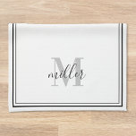 Paño De Cocina Monograma moderno de la familia de marcos negros<br><div class="desc">Toalla de mano moderna de cocina negra diseñada por un personalizado,  con monograma personalizado de nombre familiar en caligrafía moderna a mano.</div>