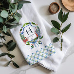 Paño De Cocina Monograma Náutico de Navidades Costeros de Bow Azu<br><div class="desc">Trae un elegante encanto junto al mar a su cocina con esta toalla de té personalizada para Navidades costeros. Con una cortina de color agua de vegetación festiva, cangrejo, faro y detalles náuticos unidos con una proa azul, este diseño encuadra su monograma de forma bonita. El borde estampado añade un...</div>
