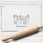 Paño De Cocina Monograma Sr. y Sra. Wildflowers Newlyweds<br><div class="desc">Un regalo personalizado para los recién casados</div>