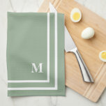 Paño De Cocina Monograma verde sabio moderno<br><div class="desc">Este elegante diseño moderno presenta un marco cuadrado de doble línea blanca sobre un fondo verde de sabana bonito y un monograma con un elegante tipo de letra de bloque. Cambie el inicial por el propio. Puede personalizar este diseño más cambiando el tipo de letra, hacer que los blancos sean...</div>