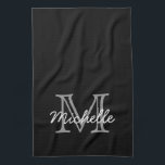 Paño De Cocina Monogramado de nombre personalizado blanco negro m<br><div class="desc">Nombre personalizado personalizado blanco y negro moderno y minimalista y toalla de cocina monogramada. Presenta un tipo de letra de estilo serif con un monograma inicial y una plantilla de texto de nombre manuscrito con un color gris y blanco sobre fondo negro. Un gran regalo femenino, jodidamente personalizado. Si necesitas...</div>