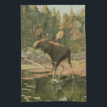 Paño De Cocina Moose caminando en el agua<br><div class="desc">¿Vives lejos de la naturaleza? Esta hermosa imagen clásica da una impresión de tranquilidad y los colores del alce caminando en el agua son precisos,  lo que hace que esta imagen sea muy realista. Obtén este arte de estilo natural en tus productos favoritos.</div>