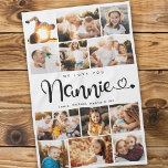 Paño De Cocina Nannie We Love you Heart Modern Collage de fotos<br><div class="desc">¡Te queremos Nannie! Pequeña y moderna toalla de cocina de colección de fotos de la familia de personalizados para mostrar a la abuela lo mucho que le encanta. Nos encanta este diseño de escritura con letras a mano con un corazón floreciente, lo que hace de esto un sincero regalo de...</div>