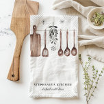 Paño De Cocina Navidades minimalistas de Mistletoe Personalizados<br><div class="desc">Añada un toque de elegancia minimalista a su cocina esta temporada de vacaciones con esta toalla de cocina personalizada para Navidades. Esta toalla, de diseño sencillo y rústico, está decorada con mistletas y utensilios colgantes y es perfecta para quienes aprecian la decoración de vacaciones. Personalízalo con tu nombre para convertirlo...</div>