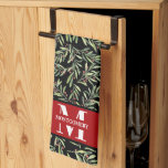 Paño De Cocina Navidades Monograma de la familia Holly<br><div class="desc">Su nombre inicial y apellido personalizan esta toalla de cocina con ramas,  bayas y motivos verdes sobre negro. Perfecto para la decoración de tu casa o como regalo. COINCIDIENDO con los artículos de nuestra tienda.</div>